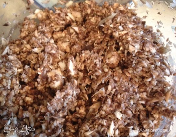 шампиньоны измельчаем в блендере или реежм ножом