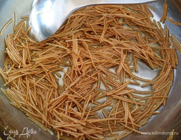 В кастрюле растапливаем 2 ложки сливочного масла и обжариваем вермишель до золотистого цвета (я использовала оливковое)