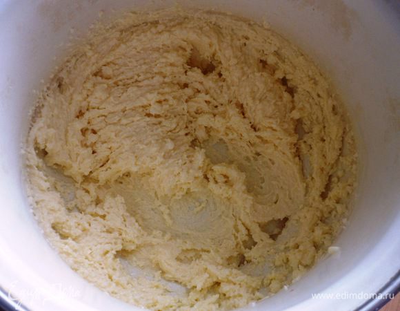 Отдельно взбиваем масло, сахар, сахарную пудру, Fleur de sel и ванилин