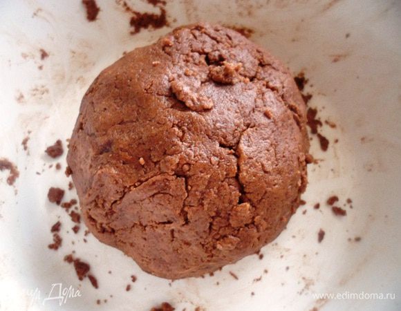 Добавляем шоколад (поломанный на мелкие кусочки) и муку. Быстренько замешиваем тесто
