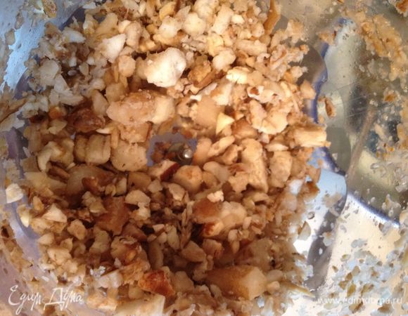 замороженные белые грибы моем, отправляем в блендер, добавляем чеснок, измельчаем