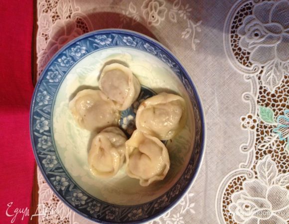 Подача. В тарелку выкладываем пельмешки