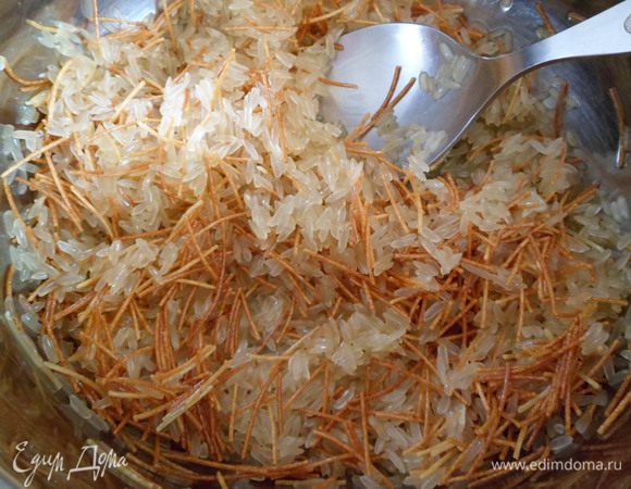 Потом добавляем в кастрюлю 1,5 стакана риса (не липучего,я взяла Parboiled) и продолжаем обжаривать 3 минуты.