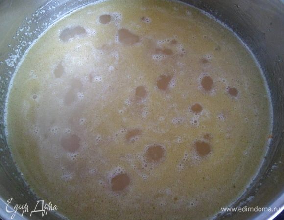 заливаем 3 стаканами теплой воды, солим по вкусу, доводим до кипения, уменьшаем огонь и варим до готовности.