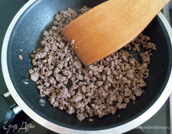 Потом добавляем немного оливкового масла и жарим, так чтобы фарш был рассыпчатым. Солим и приправляем черным перцем, корицей, гвоздикой, мускатным орехом, имбирем (все на кончике ножа)