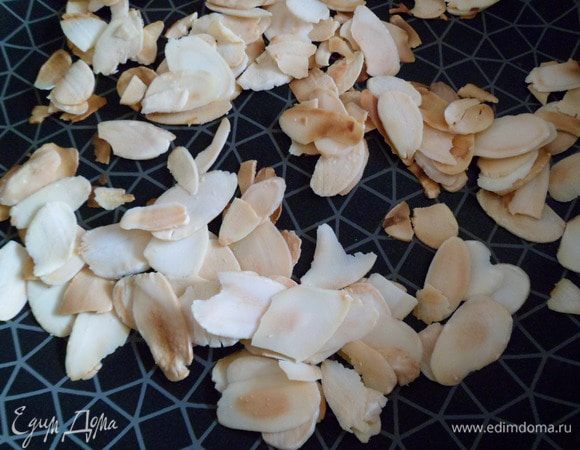 Поджарить на сухой сковороде лепестки миндаля до зарумянивания
