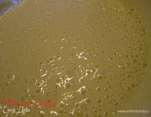 Яйца и сахар взбить, до пышной белой массы.