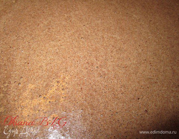 Добавить растительное масло, молоко,какао, ванильный сахар. Отделить 1 ст. получившейся массы, для заливки.