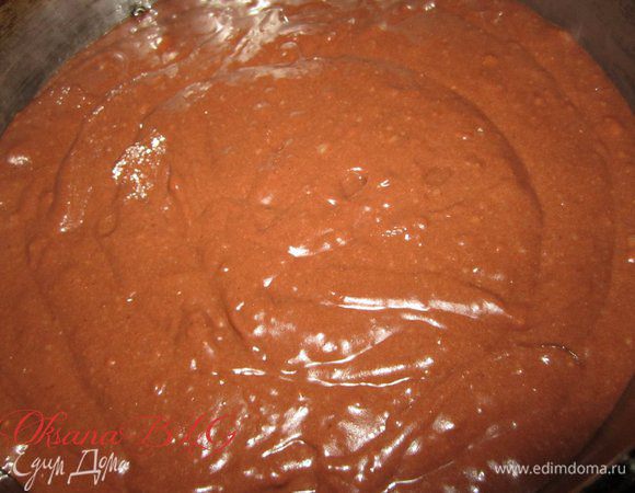 Тесто вылить в форму (20-24 сим), форму предварительно застелить пергаментой бумагой.