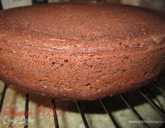 Сразу после выпечки бисквит не доставая из формы можно залить оставленной шоколадно-яичной массой. Я немного осторожно отношусь к сырым яйцам, сделала немного по своему. Бисквит охладила.