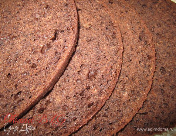 Разрезала на 4 коржа. Бисквит очень хорошо режется на тонкие коржи.