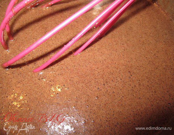 Яично шоколадную смесь поставила на огонь, постоянно помешивая проварила до закипания. 