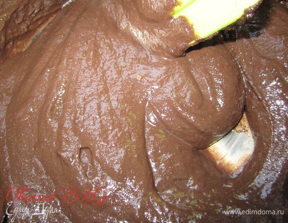 Масса стала густой. если крем густоват, можно добавить 2-3 ст.л. сметаны или сливок, перемешать и оставить остыть до комнатной температуры.