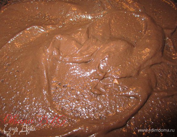 Получившимся кремом перемазать коржи, немного можно оставить для покрытия. Поставить в холодильник на 1 час.