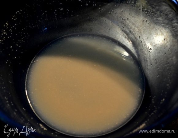 Сахар и дрожжи смешать добавить 1/4 стак.теплой воды.Перемешать и оставить на 5 мин., чтоб сахар и дрожжи растворились.