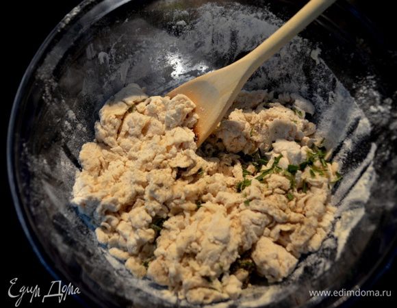 Затем добавить туда же 1/2 стак. теплой воды, олив.масло, соль, муки, черный перец и розмарин. Используем деревянную ложку, перемешиваем, формируем тесто.