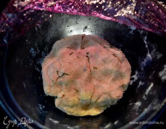 Затем тесто припылим слегка мукой, помнем руками и дадим постоять 5 мин. Переложим тесто в смазанное олив.маслом блюдо. Прикроем пленкой и дадим постоять 1 час.в теплом месте, чтоб оно поднялось.