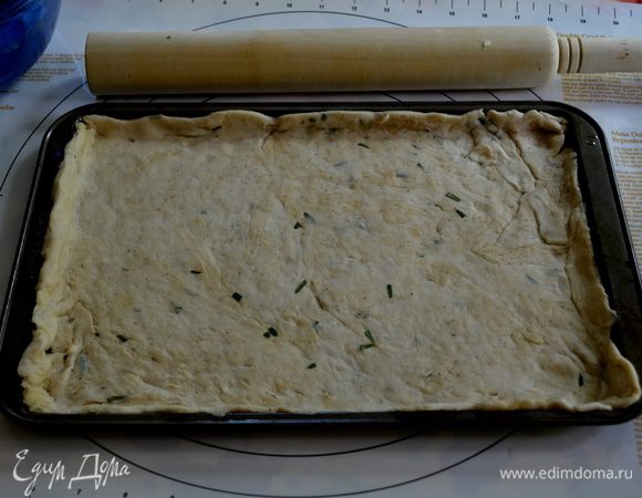 Смажем противень олив.маслом, который будем использовать под пиццу.
Тесто раскатаем,примеряем на противень.Прикроем смазанной олив.маслом пленкой и поставим в теплое место еще на 30 мин.на расстойку.