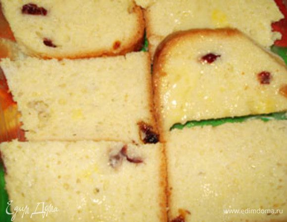 Яйца разболтать с молоком. Хлеб обмакните в эту смесь и уложите в форму, смазанную маслом.