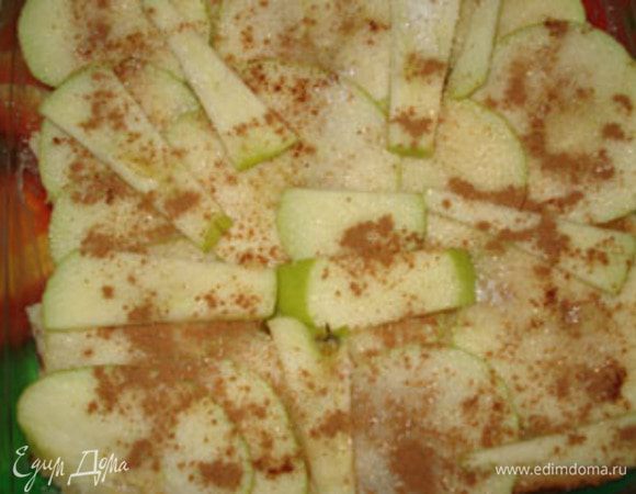 На слой хлеба положить слой яблок, нарезанных кружками. Сверху посыпать их корицей и сахаром.