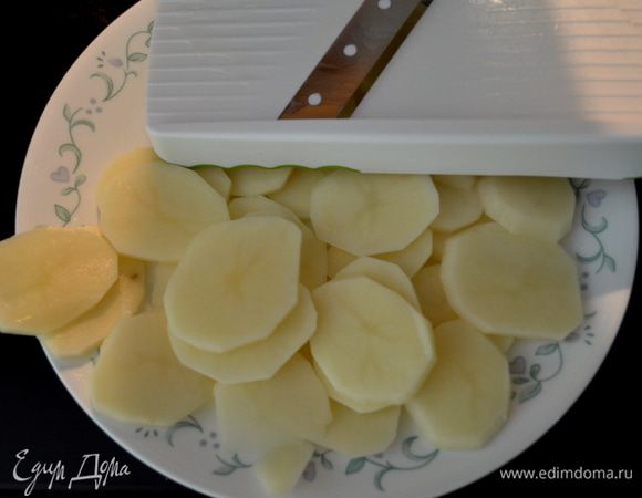 Разогреем духовку до 230гр. Картофель порежем пластинками тонко вручную или применяя слайсер.