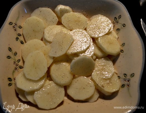 Картофель выложим в блюдо и смажем
олив.маслом, посолим, поперчим.