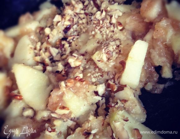 Итак, режем яблоки произвольно,но не крупно и не слишком мелко. В отдельной миске смешиваем муку, корицу, сахар. Яблоки обвалять в этой смеси. Сливочное масло растопить на сковороде, обжарить яблоки. При желании можно подсыпать панировочные сухари или добавить орехи, что я и сделала.