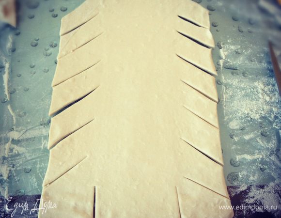 Пока начинка остужается  займёмся тестом. Раскатываем тесто в прямоугольник, не слишком тонко. Теперь придётся немного повырезать) Делаем "нечто" показанное на фото)