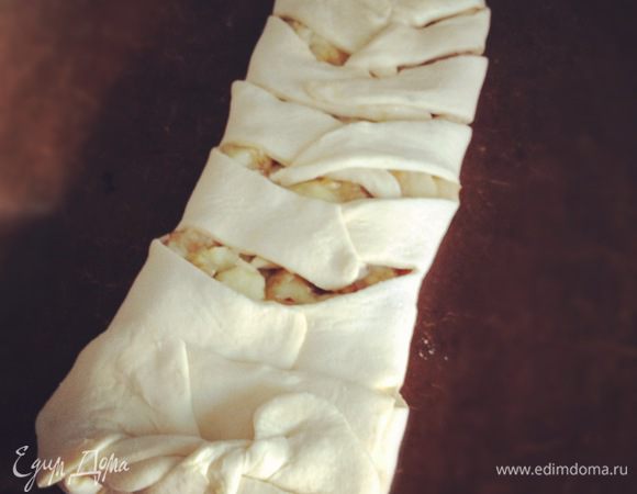 Остывшую начинку выкладываем в центр теста. Верхнюю часть сгибаем вниз и далее начинаем загибать края внахлёст. 