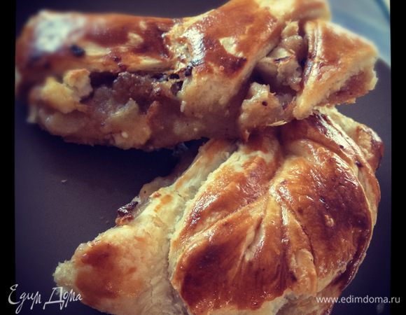 Сверху плетёнку смазать яйцом со сметаной. Выпекаем при 180-200 градусах 30 минут. Приятного аппетита!)