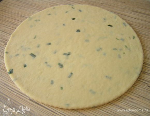 Тесто раскатать в тонкий пласт по размеру Вашей формы (у меня 24 см + бортики),