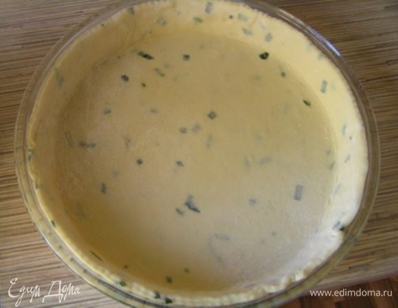 выложить в смазанную маслом форму, проколоть вилкой в нескольких местах и выпекать при 200*С около 7-8 минут.