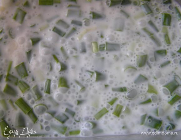 Яйца немного взбить со сливками и молоком, добавить нарезанный зеленый лук, немного посолить, поперчить и перемешать,