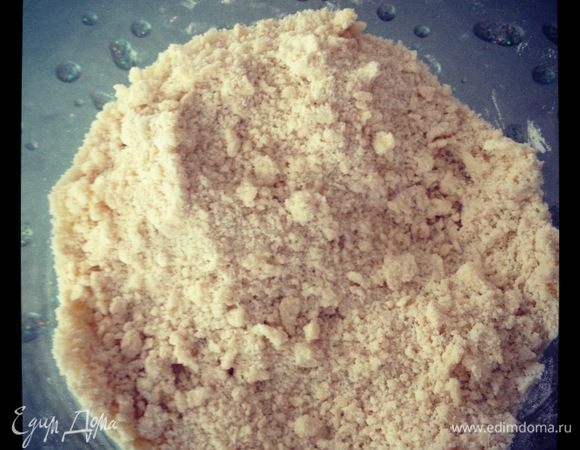 Итак для теста холодное масло трём на тёрке, добавляем муку, сахар, корицу и растираем всё в крошку. Тесто выкладываем в форму смазанную слив. маслом и хорошо утрамбовываем, делая бортики. Однако немного теста нужно оставить для посыпки.