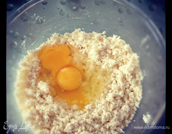 Для творожной начинки выкладываем в миску творог,растираем его с сахаром, кладём яйца, крахмал, ванильный сахал, перемешиваем. 