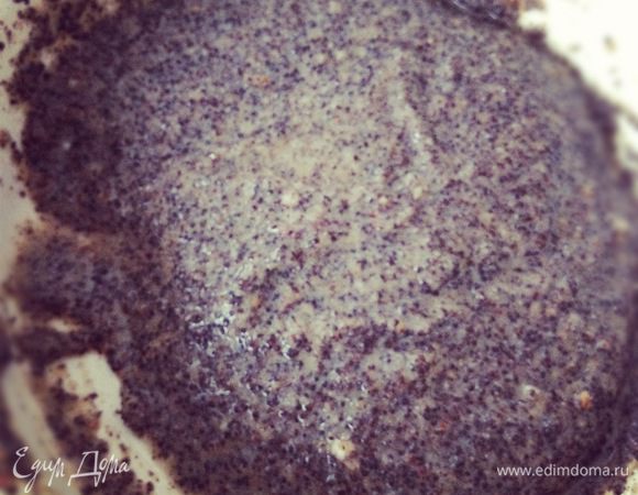 Для макового кольца мак перемолоть в кофемолке. К маку добавить молоко, сахар. Довести до кипения и проварить 5 минут. После того как масса остынет добавить яйцо и сухари.