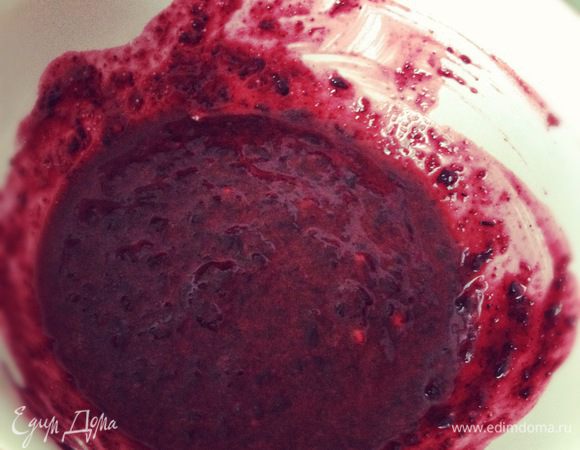 Для ягодного кольца смешать крахмал с протёртой ягодой.Масса должна растекаться лишь немного. В дальнейшем её будет удерживать творожная начинка. 