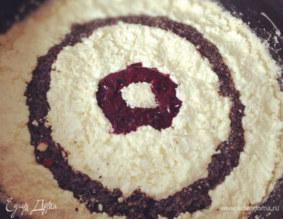 Формируем пирог. В центр кладём немного теста, и вокруг выкладываем первое кольцо-ягодное. Затем творожная начинка. Вокруг творожной начинки прокладываем маковое колечко и снова творог. Аккуратно рассчитывайте расстояние, чтобы вся начинка уместилась.
