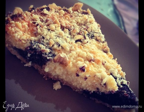 Для посыпки орехи измельчить и добавить к оставшемуся тесту. Присыпать пирог сверху. Выпекать 40-50 минут при 180-200 градусах.