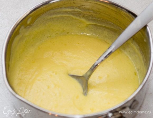 Положить в кастрюльку сахар, крахмал, желтки - все взбить венчиком. Добавить молоко и на небольшом огне довести почти до кипения. 