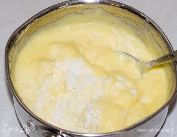 Добавить к молочно-желтковой массе творог.