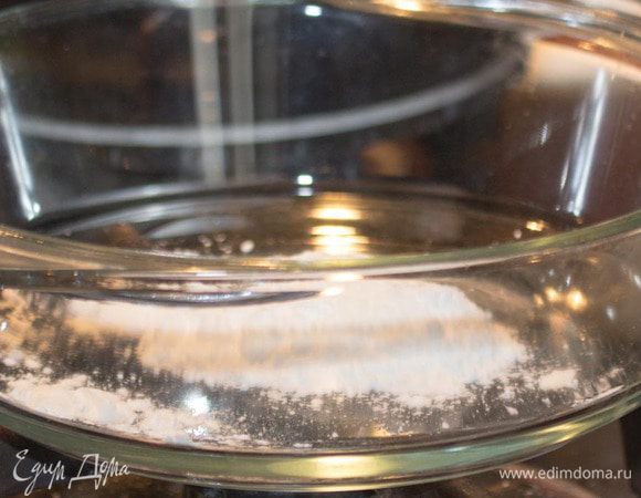 2 ст.л. сахарной пудры насыпать в форму, в которой наш пудинг будет готовиться и растворить его на огне. Сахар должен приобрести коричневый цвет - стать карамельным. 