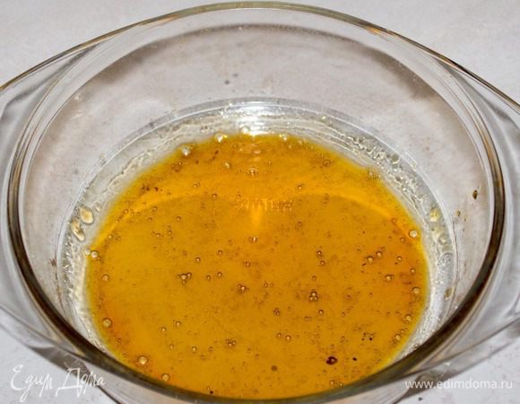 Теперь добавим 2-3 ст.л. горячей воды, чтоб наша карамель стала жидкой. Аккуратно вода даст сильный пар. Сначала карамель станет твердой, но в течении нескольких минут растворится. Нужно, чтоб карамель покрывала дно нашей формы.