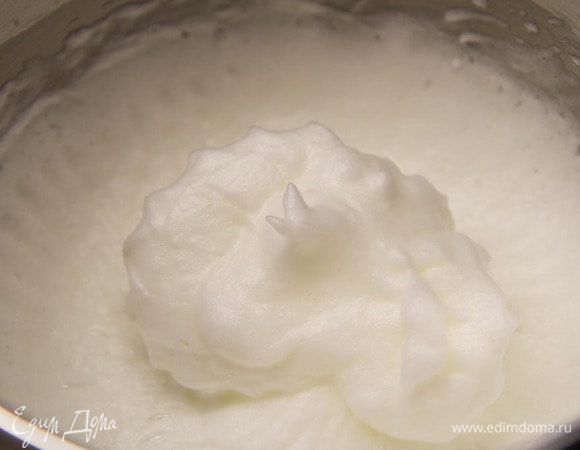 Взбить белки со щепоткой соли в крепкую пену.