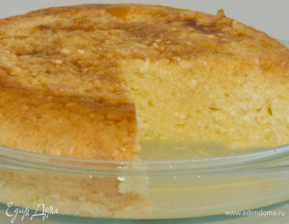 Выливаем массу в форму поверх карамели. Масса не должна заполнять форму до краев, так как при приготовлении она сначала поднимется. Ставим нашу форму в пароварку и варим пудинг в течении 20 минут. Даем пудингу немного остыть и переворачиваем его на блюдо. 