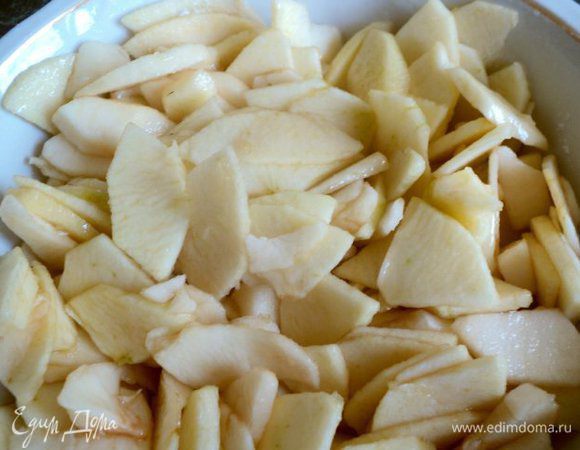 Яблоки почистить и порезать тонкими пластинками. Смешать коньяк с 50 г сахарной пудры и залить этой смесью яблоки, перемешать. Накрыть миску пищевой пленкой и поставить в холодильник на 1 час. Затем откинуть яблоки на сито, коньяк собрать в отдельную посуду.