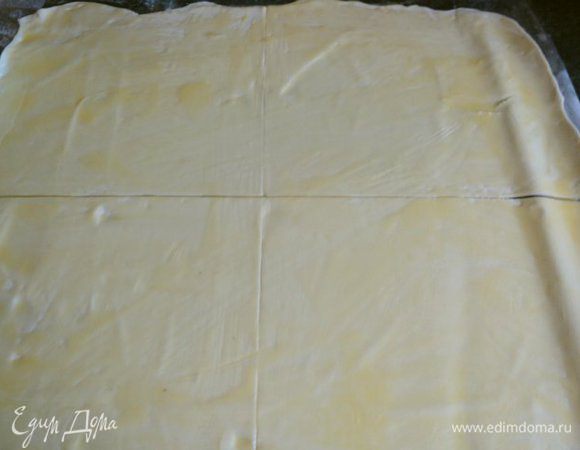 Духовку разогреть до 250 градусов. Тесто тонко раскатать и нарезать на квадраты размером 25х25см. Смазать пласты растопленным сливочным маслом.