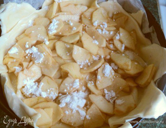 Равномерно выложить ½ часть яблок, посыпать сахарной пудрой.