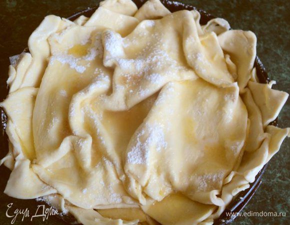 Снова выложить два пласта теста, затем вторую часть яблок и оставшиеся три пласта теста. Последние два слоя слегка смять. Сверху полить растопленным сливочным маслом и посыпать сахарной пудрой.