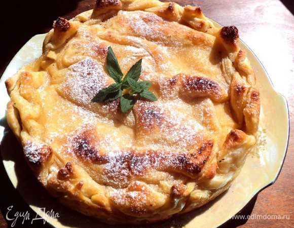 Выпекать 15-20 мин при температуре 250 градусов, затем температуру снизить до 200 градусов и выпекать еще 30 мин. Если сверху пирог будет слишком румяниться, накрыть сверху фольгой. Готовый пирог охладить и посыпать сахарной пудрой.